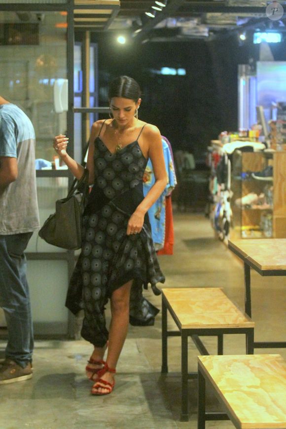 Bruna Marquezine aposta em look com vestido fluído para compras