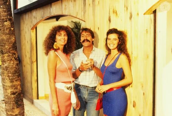 Isis de Oliveira teria recebido autorização para viajar no fim de 1990 e ao regressar na data combinada passou a ser evitada pela direção de 'Meu Bem, Meu Mal' na foto, atriz posa com irmã Luma de Oliveira e José de Abreu em bastidor de 'O Outro'
