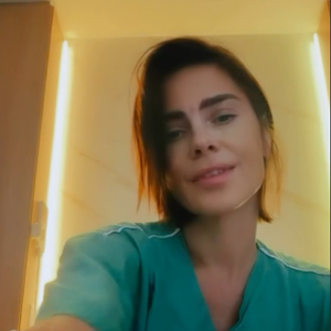 Carolina Dieckmmann contou que procurou atendimento médico antes de uma viagem de trabalho para uma região de difícil acesso. Segundo a artista, a decisão foi fundamental para que a infecção renal fosse diagnosticada e tratada a tempo