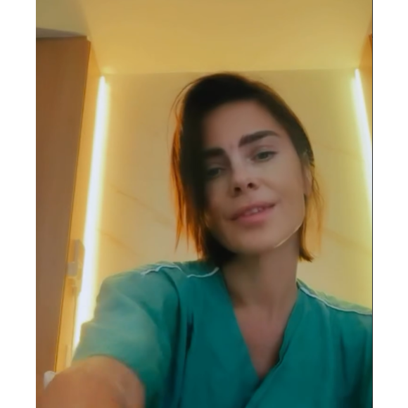 Carolina Dieckmmann contou que procurou atendimento médico antes de uma viagem de trabalho para uma região de difícil acesso. Segundo a artista, a decisão foi fundamental para que a infecção renal fosse diagnosticada e tratada a tempo