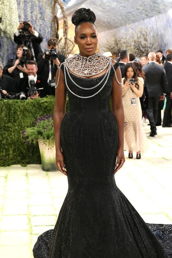 A outra coanfitriã do Met Gala 2026, Venus Williams, também compareceu à escadaria do Metropolitan Museum of Art e optou por destacar o pescoço com um acessório marcante, que iluminou seu vestido preto de silhueta sereia