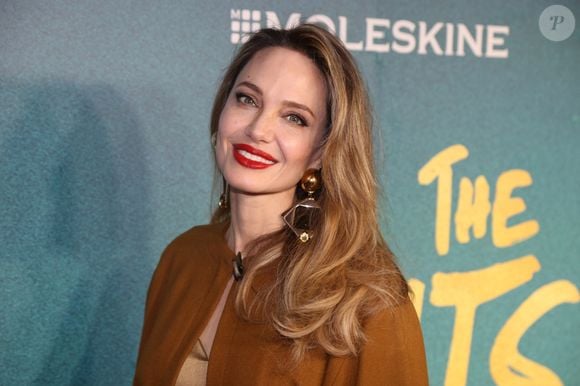 Mais recentemente, Angelina Jolie renovou seu visual e surgiu loira em um evento
