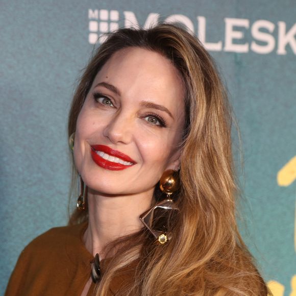 Mais recentemente, Angelina Jolie renovou seu visual e surgiu loira em um evento