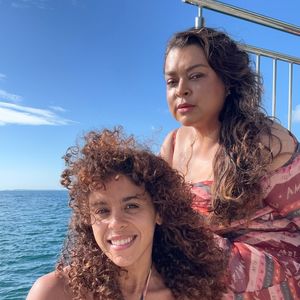 "Não foi fácil, mas cumpri o que prometi! Mas, ali eu entendi que precisava ter esse momento só nosso. Nossa conexão é eterna! Fiz sua última maquiagem, como tenho feito nos últimos 11 anos de trabalho", escreveu Soraya Rocha