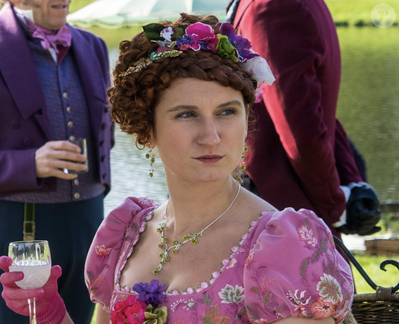 Bessie Carter que tem 1,78m interpreta a personagem Prudence Featherington em 'Bridgerton'