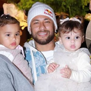 Neymar passou o Dia dos Pais cercado pelos 4 filhos