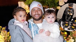 Mais que irmãs, amigas! No Dia dos Pais, Bruna Biancardi mostra presente de Neymar com as filhas Mavie e Helena juntas