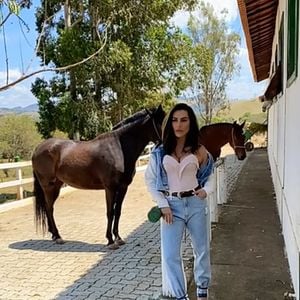 O projeto em meio à natureza foi idealizado pelo arquiteto Fabio Madueno, responsável por um conceito que também atraiu outros famosos, como Deborah Secco, Isabeli Fontana e Di Ferrero, Gabriela Pugliesi e Pedro Scooby.
