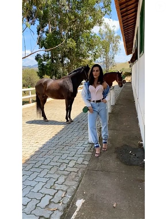 O projeto em meio à natureza foi idealizado pelo arquiteto Fabio Madueno, responsável por um conceito que também atraiu outros famosos, como Deborah Secco, Isabeli Fontana e Di Ferrero, Gabriela Pugliesi e Pedro Scooby.