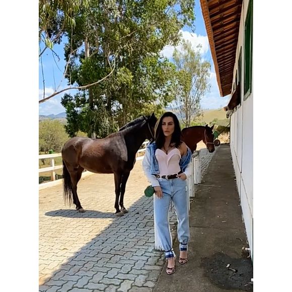 O projeto em meio à natureza foi idealizado pelo arquiteto Fabio Madueno, responsável por um conceito que também atraiu outros famosos, como Deborah Secco, Isabeli Fontana e Di Ferrero, Gabriela Pugliesi e Pedro Scooby.