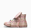 Depois de aparecer nos desfiles da New York Fashion Week, o Chuck 70 Hi Converse x Collina Strada finalmente chega ao mercado brasileiro levando a assinatura criativa da grife comandada por Hillary Taymour