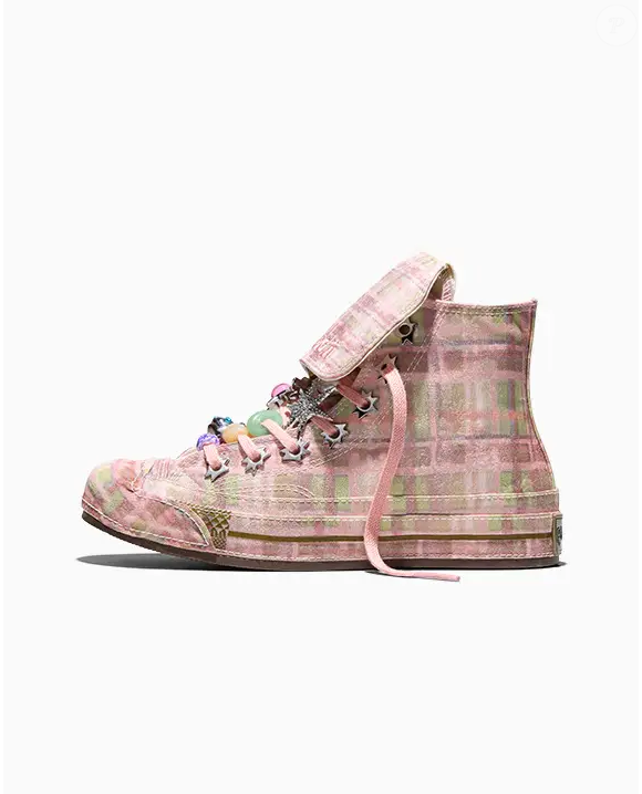 Depois de aparecer nos desfiles da New York Fashion Week, o Chuck 70 Hi Converse x Collina Strada finalmente chega ao mercado brasileiro levando a assinatura criativa da grife comandada por Hillary Taymour