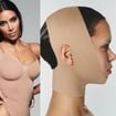Kim Kardashian divide a web ao lançar modelador para o rosto como ritual de beleza noturno: 'Isso está ficando estranho'