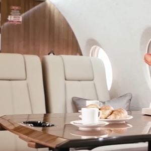 Configuração típica do Gulfstream G280 permite que artistas como Shakira realizem deslocamentos rápidos entre cidades durante turnês internacionais