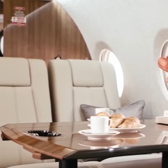 Configuração típica do Gulfstream G280 permite que artistas como Shakira realizem deslocamentos rápidos entre cidades durante turnês internacionais