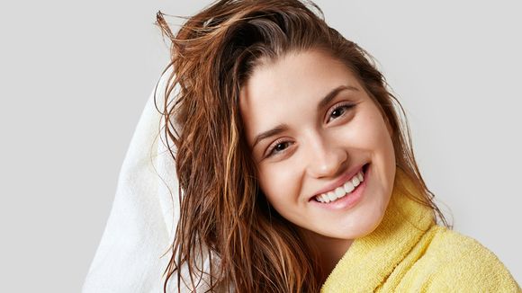 Helena Rodero, farmacêutica espanhola: 'Aplicar o condicionador no cabelo seco antes do shampoo, do meio das madeixas até as pontas, é recomendado para cabelos delicados e sem brilho'