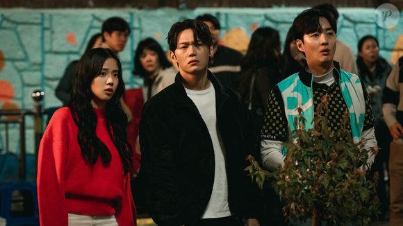 'Newtopia' conta a história de Lee Jae-Yoon e sua namorada Kang Young-Joo, que decidem se separar após uma briga