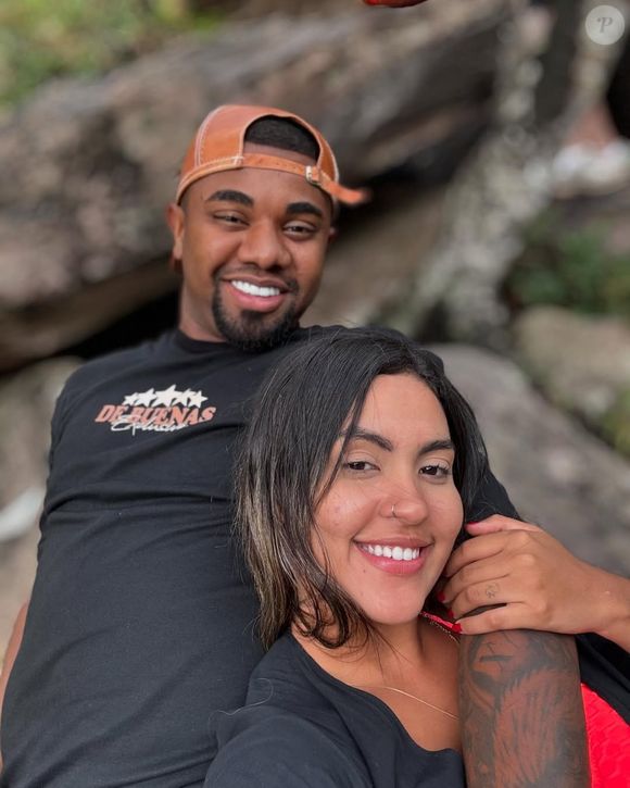 Davi Brito justifica sumiço da namorada nas redes e decide revelar gravidez para evitar rumores.