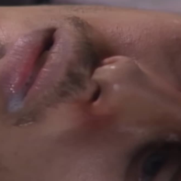 Alexandre (Guilherme Fontes) agoniza até a morte após tomar medicamentos na novela 'A Viagem'. Cena será exibida em 18 de junho.