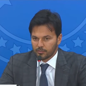 O ex-ministro Fábio Faria aparece em reportagem sobre uma gravação de agosto de 2025 na qual comenta a ausência de “careca” em um encontro previsto com Daniel Vorcaro e outros políticos, segundo O Globo