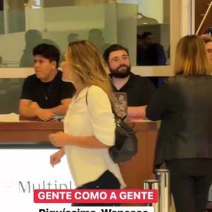 Wanessa Camargo está com o pé bem folgado no sapato, indicando que escolheu um número maior