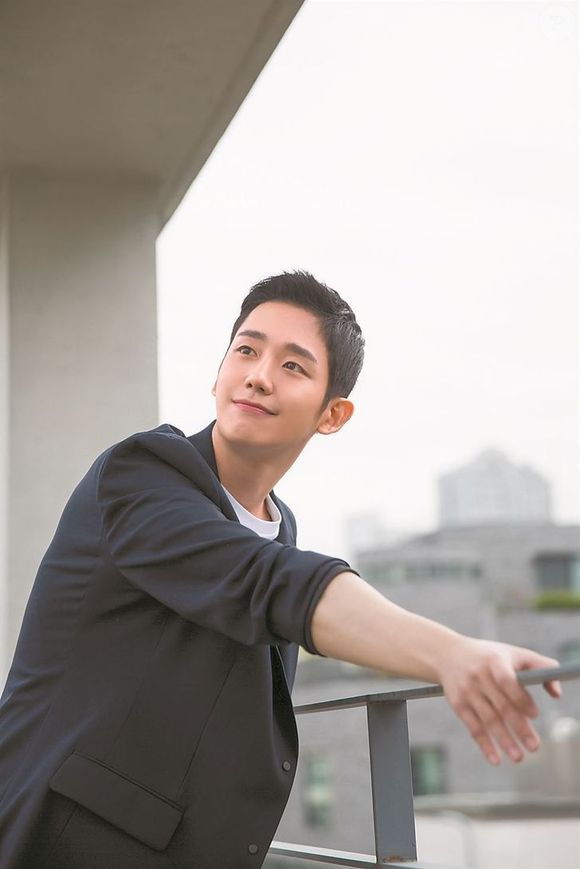 Em 'Something in the Rain' Jung Hae-in interpreta Joon-hee, um jovem que volta do exterior e transforma a relação com Yoon Jin-ah em um romance marcado por julgamentos e pressões sociais