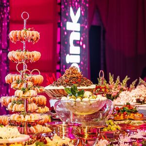 O salão da festa de 5 anos da WePink ganhou cenografia imersiva inspirada na identidade visual da marca
