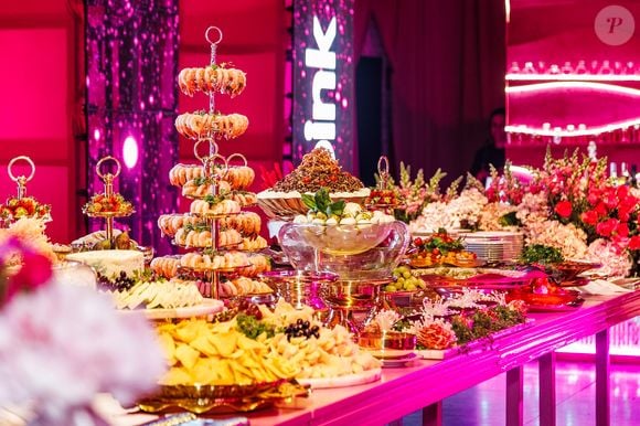 O salão da festa de 5 anos da WePink ganhou cenografia imersiva inspirada na identidade visual da marca