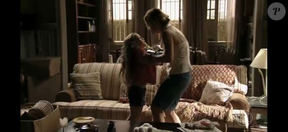 Mel Maia e Adriana Esteves em cena marcante de ‘Avenida Brasil’, exibida novamente na Globo