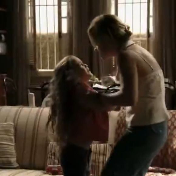 Mel Maia e Adriana Esteves em cena marcante de ‘Avenida Brasil’, exibida novamente na Globo