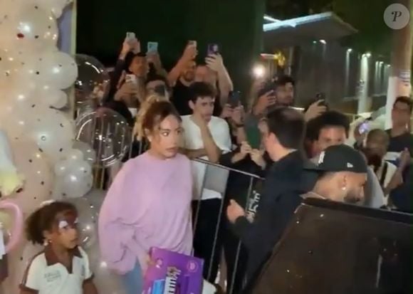 O vídeo da saída de Rafaella Santos e Gabigol da festa de Mavie ganhou repercussão após uma análise de leitura labial sugerir uma bronca da irmã de Neymar no jogador