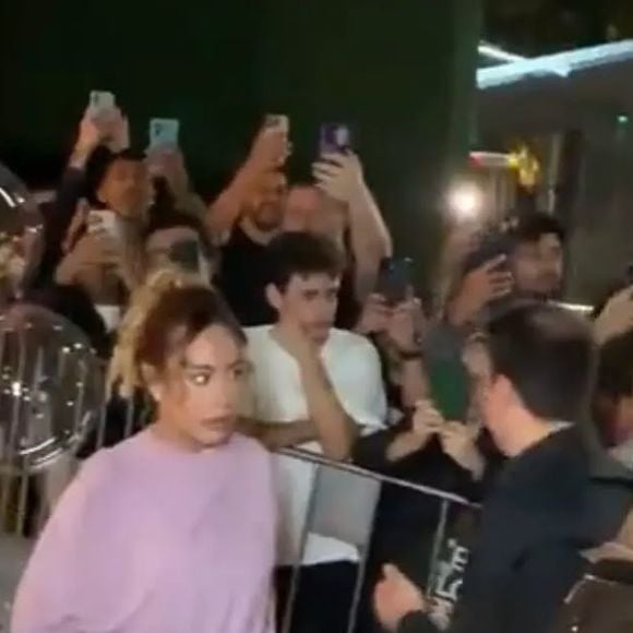 O vídeo da saída de Rafaella Santos e Gabigol da festa de Mavie ganhou repercussão após uma análise de leitura labial sugerir uma bronca da irmã de Neymar no jogador