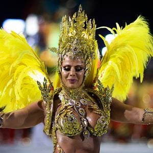 Uma das melhores fantasias de Viviane Araújo foi em 2024, quando a Rainha de Bateria do Salgueiro usou e abusou da sensualidade com um body mínimo valorizando seu corpo