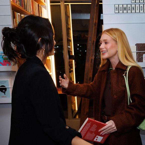 Marina Ruy Barbosa prestigia noite de autógrafos do livro “Uma delicada coleção de ausências”, de Aline Bei