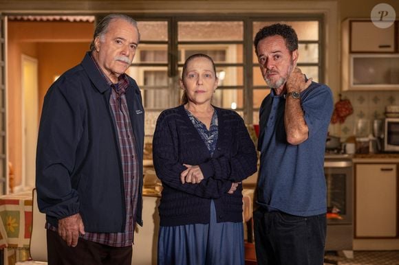 Otoniel (Tony Ramos) fica preocupado ao ver beijo de Elisa (Isabela Garcia) e Enéas (Glicério do Rosário)