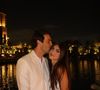 "Que você possa caminhar com Jesus todos os dias da sua vida, e desfrute do melhor presente, que é a presença de Deus em nós", escreveu Kaká em uma foto onde aparece beijando a filha