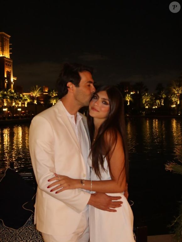 "Que você possa caminhar com Jesus todos os dias da sua vida, e desfrute do melhor presente, que é a presença de Deus em nós", escreveu Kaká em uma foto onde aparece beijando a filha
