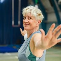 Uma treinadora explica os três melhores exercícios para evitar braços flácidos e caídos usando uma faixa elástica em casa