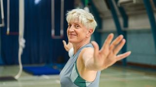 Uma treinadora explica os três melhores exercícios para evitar braços flácidos e caídos usando uma faixa elástica em casa