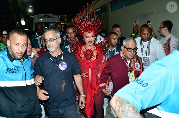 A estreia de Virgínia Fonseca na Grande Rio, no Carnaval 2026, foi marcada por confusão na Sapucaí e bate-boca do presidente Jayder Soares durante live com mais de 500 mil espectadores
