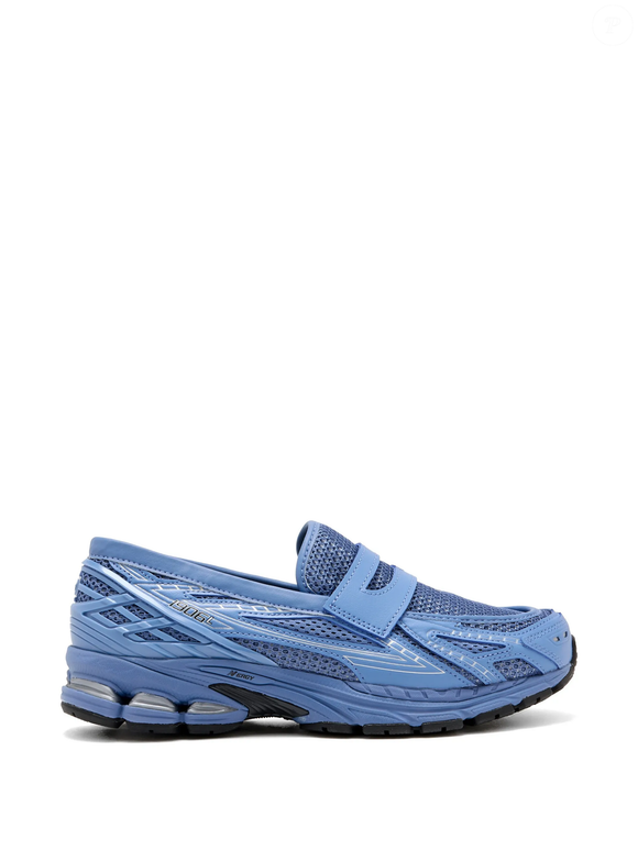 Inspirado nos mocassins clássicos, o novo New Balance 1906L aposta em uma proposta híbrida que une o conforto dos tênis esportivos à elegância dos sapatos sociais