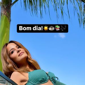 Nesta terça-feira (06), Maiara posou com um biquíni cintura alta cavado em um clique deslumbrante