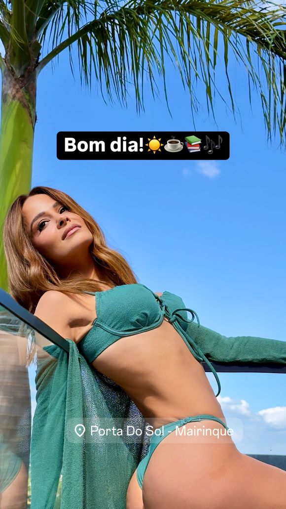 Nesta terça-feira (06), Maiara posou com um biquíni cintura alta cavado em um clique deslumbrante