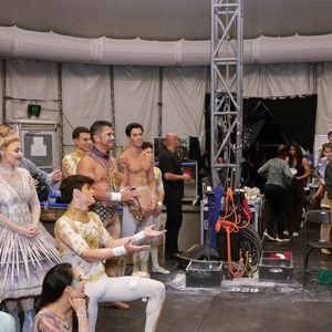 Ivete Sangalo e as filhas gêmeas, Marina e Helena, foram ao espetáculo ‘Alegría’, do Cirque du Soleil