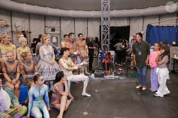 Ivete Sangalo e as filhas gêmeas, Marina e Helena, foram ao espetáculo ‘Alegría’, do Cirque du Soleil