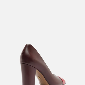 Inspirado na estética atemporal dos scarpins, o Scarpin Margot Vermelho, da Arezzo, aposta em uma cor marcante e em um salto bloco de 8,7 cm. A combinação permite explorar diferentes estilos, especialmente com jeans, calças de alfaiataria e outras peças que valorizam o calçado como ponto de destaque
