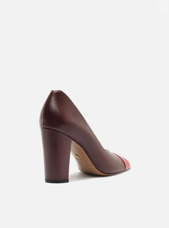 Inspirado na estética atemporal dos scarpins, o Scarpin Margot Vermelho, da Arezzo, aposta em uma cor marcante e em um salto bloco de 8,7 cm. A combinação permite explorar diferentes estilos, especialmente com jeans, calças de alfaiataria e outras peças que valorizam o calçado como ponto de destaque