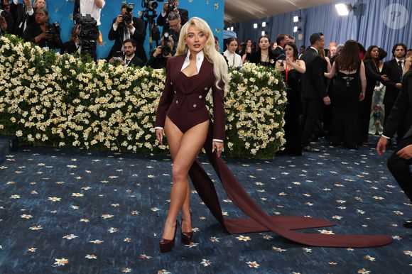 Sabrina apostou em um look quase monocromático em tom de bordô, composto por um body justo e um blazer com cauda longa, esbanjando sofisticação e personalidade