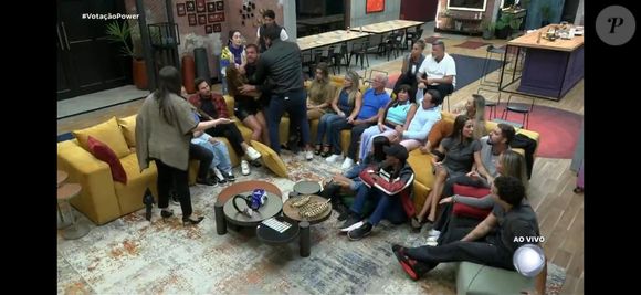 Durante a quarta formação da DR no 'Power Couple', Dhomini precisou ser segurado para não avançar em Carol e Radamés