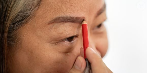 Especialista alerta: sobrancelhas afinam com a idade e podem deixar o olhar mais cansado e menos expressivo